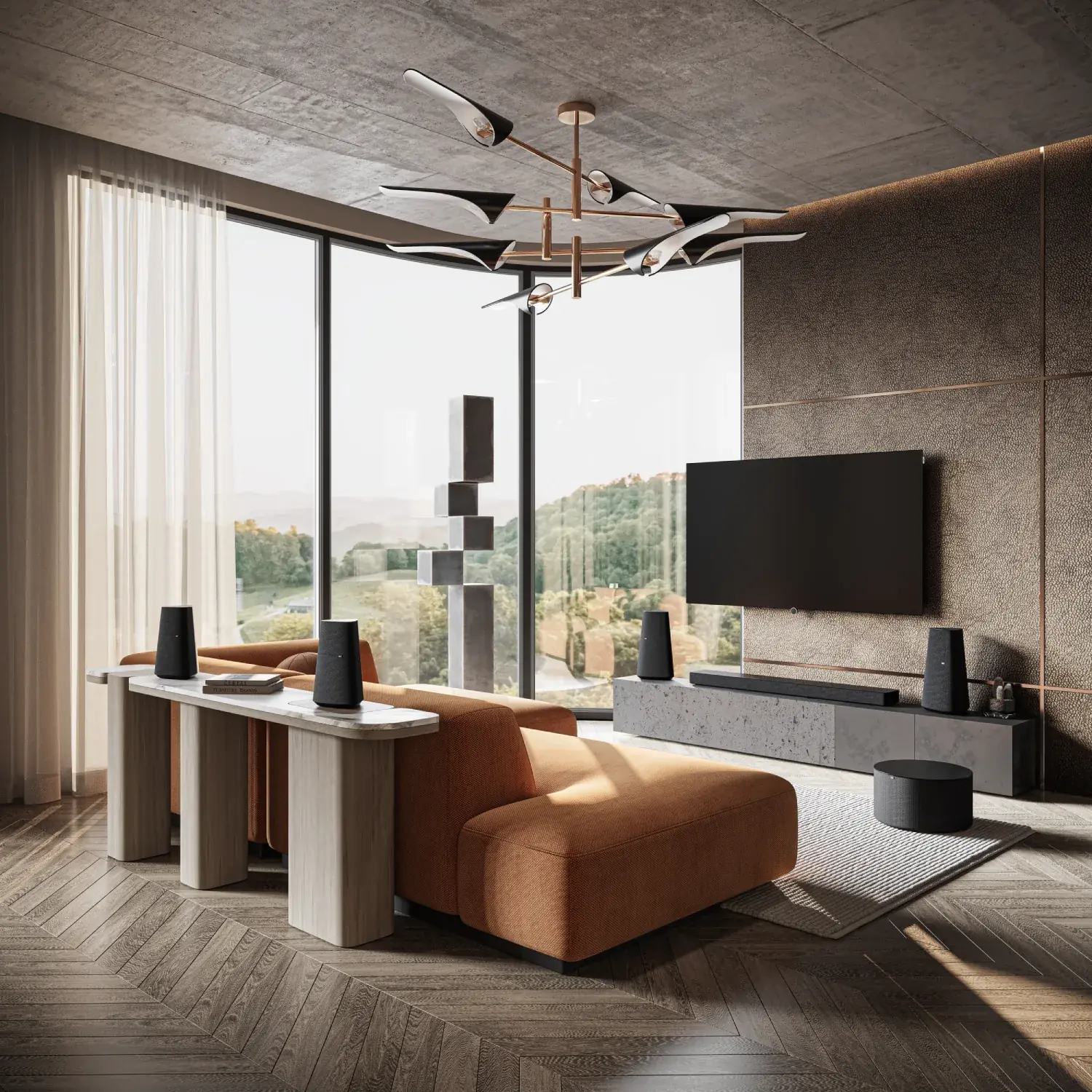 Wohnzimmer mit wandmontiertem Fernseher, Soundbar und Lautsprechern