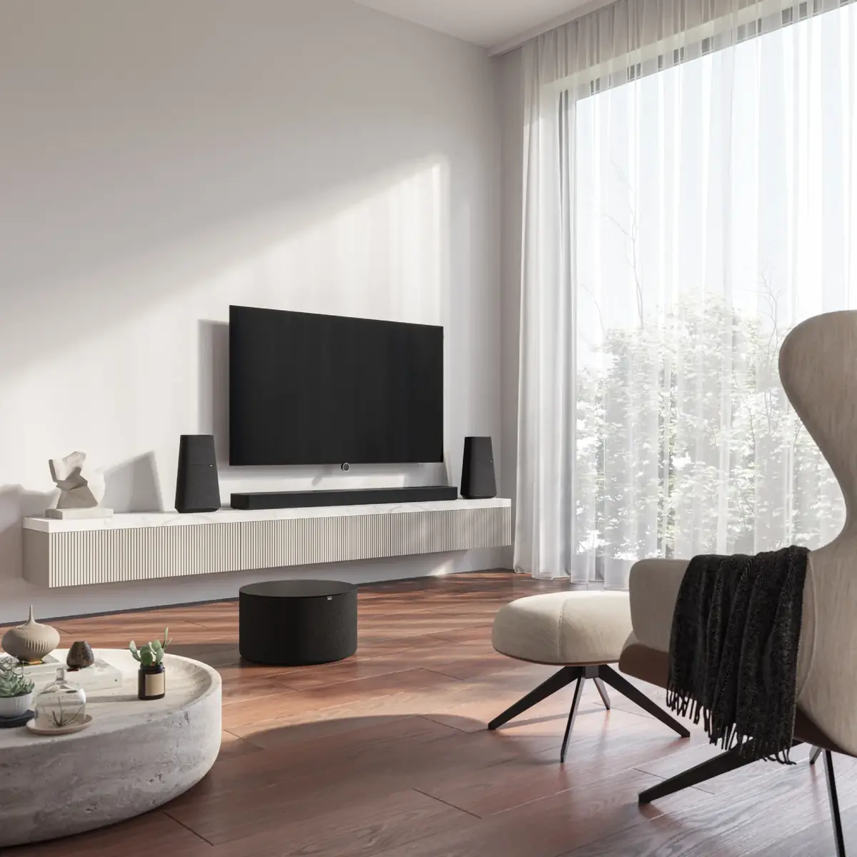 Wandmontierter Fernseher über einem hellen Lowboard in einem modernen Wohnzimmer
