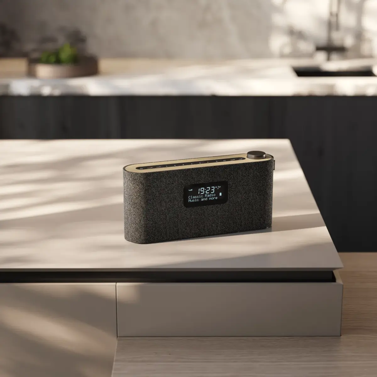 LOEWE Radio auf einer hellen Arbeitsplatte