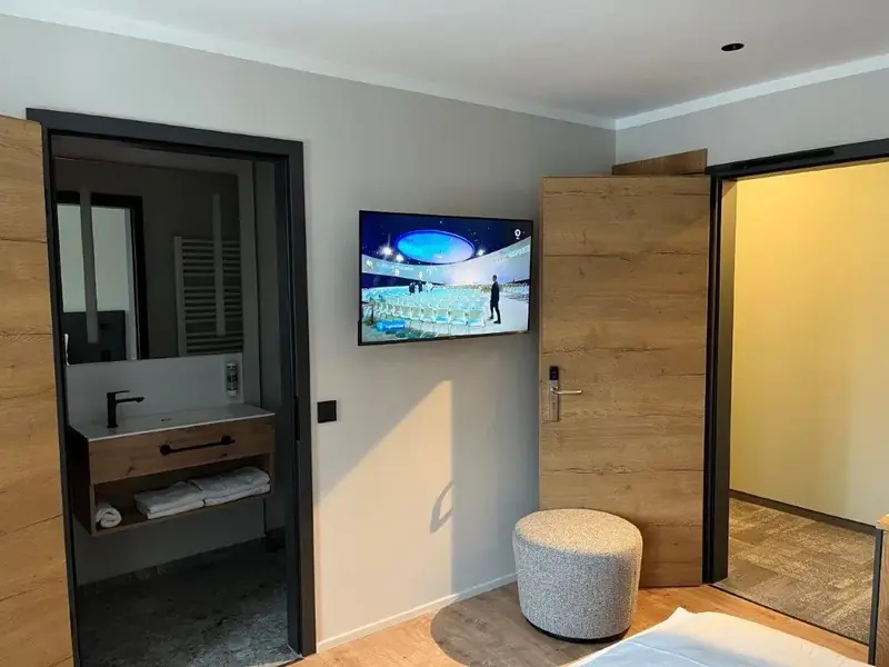 Wandmontierter Fernseher in einem modernen Hotelzimmer