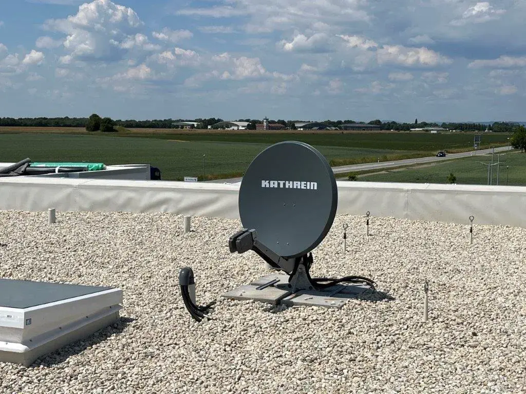 Kathrein-Satellitenschüssel auf einem Flachdach nach der Installation durch Fernseh Wild