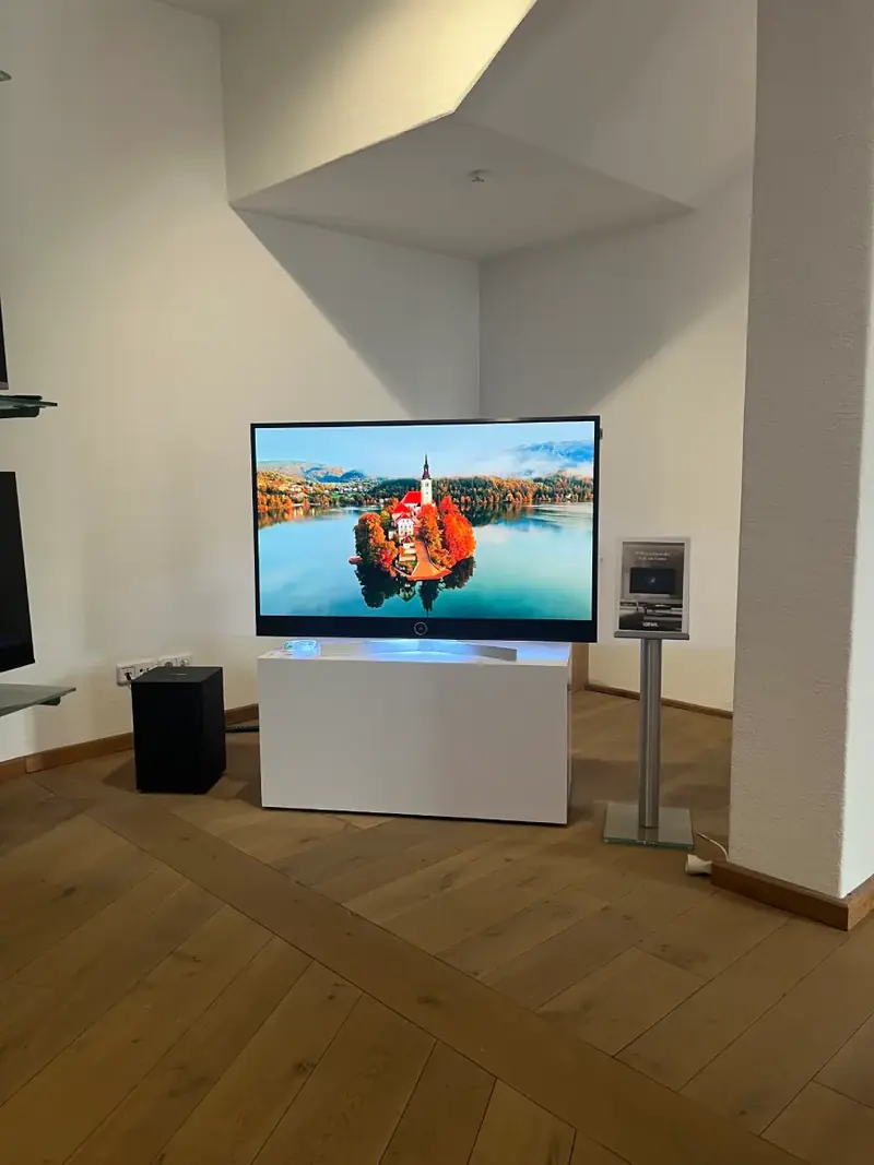 Fernseher auf einem weißen Möbel unter der Dachschräge im Showroom