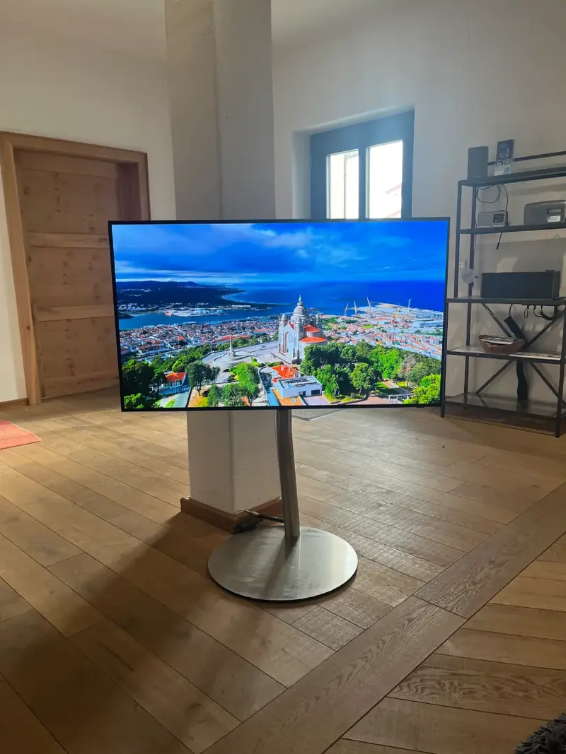 Fernseher auf einem Designständer im Showroom von Fernseh Wild