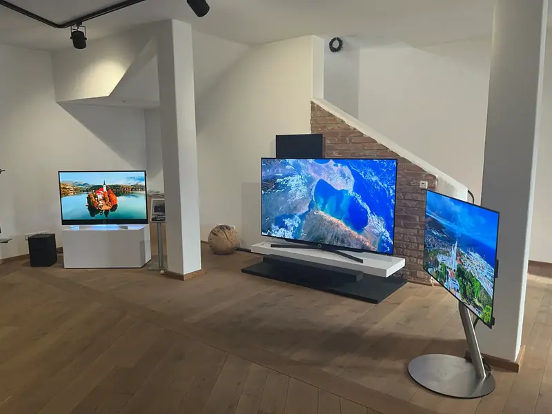 Mehrere Fernseher nebeneinander zum direkten Vergleich im Showroom