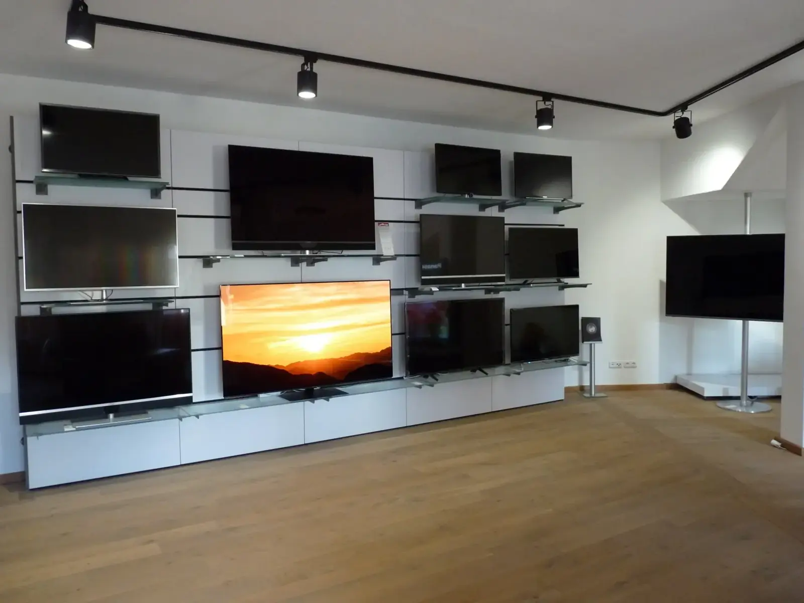 Wand mit mehreren Fernsehern und Spotbeleuchtung im Showroom in Geiselhöring