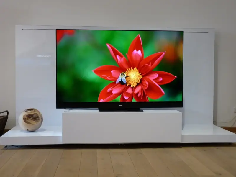 OLED-Fernseher auf einem weißen Lowboard im Showroom von Fernseh Wild