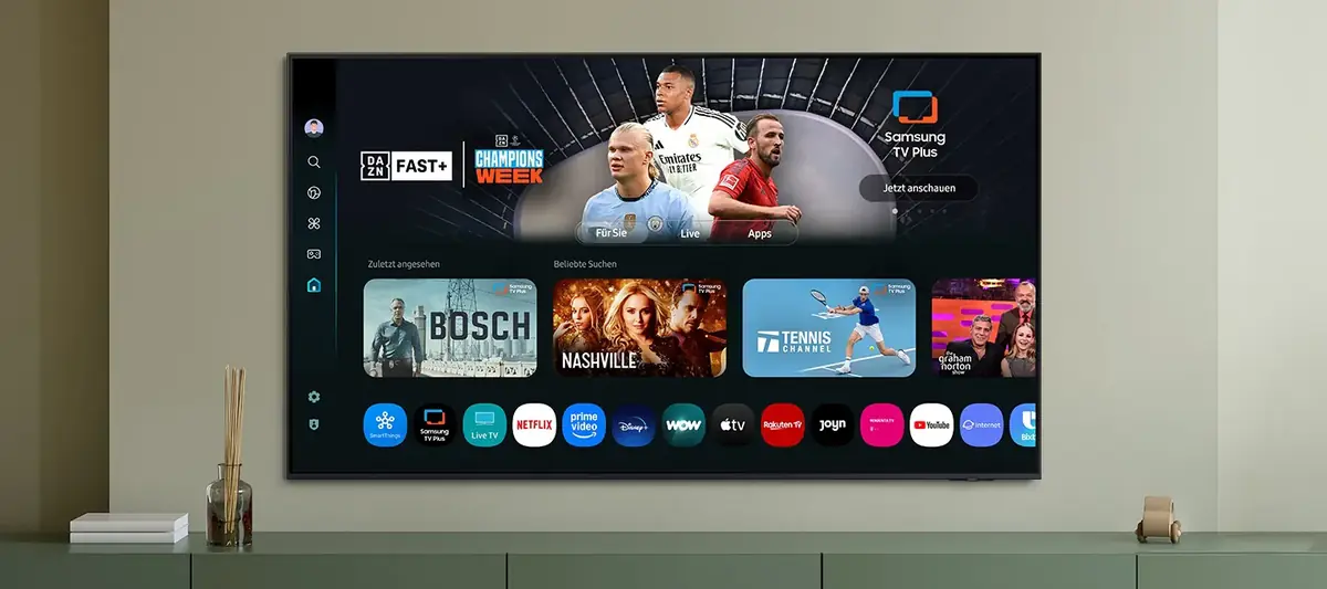 An der Wand montierter Smart-TV mit Startbildschirm über einem Lowboard